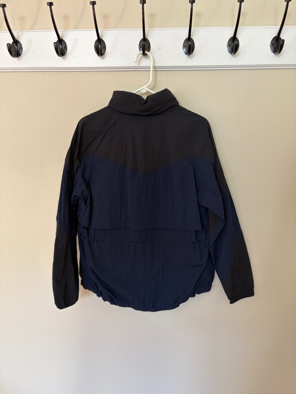 LululemonTwo-Tone Navy and Black Evergreen Pullover Anorak - Picture 4 of 4